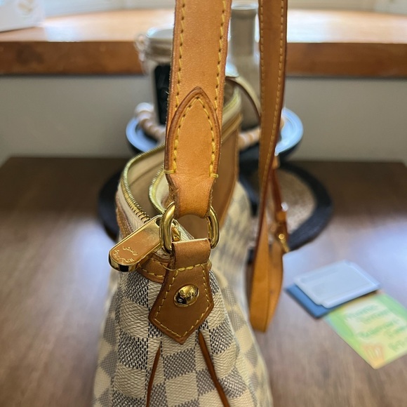 Authentic Louis Vuitton Siracusa MM - Picture 10 of 16